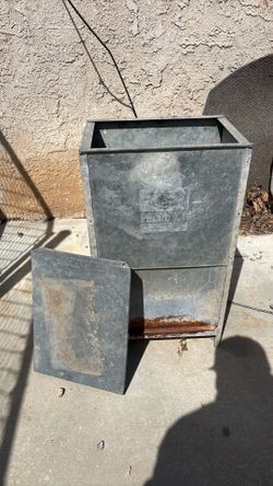 Dog feeder