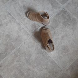   NEW MICHAEL KORS LADIES  SHOES SIZE E 3. CAMEL COLOR  $15.00