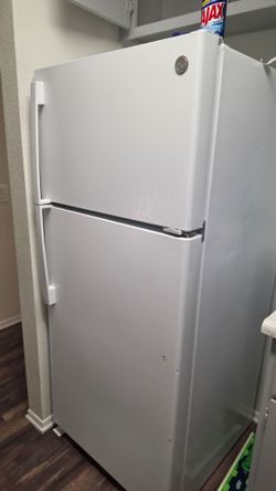 GE refrigerator *white