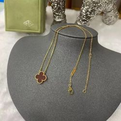 Van Cleef & Arpels Necklace Vintage Alhambra pendant 18K gold Red Carnelian