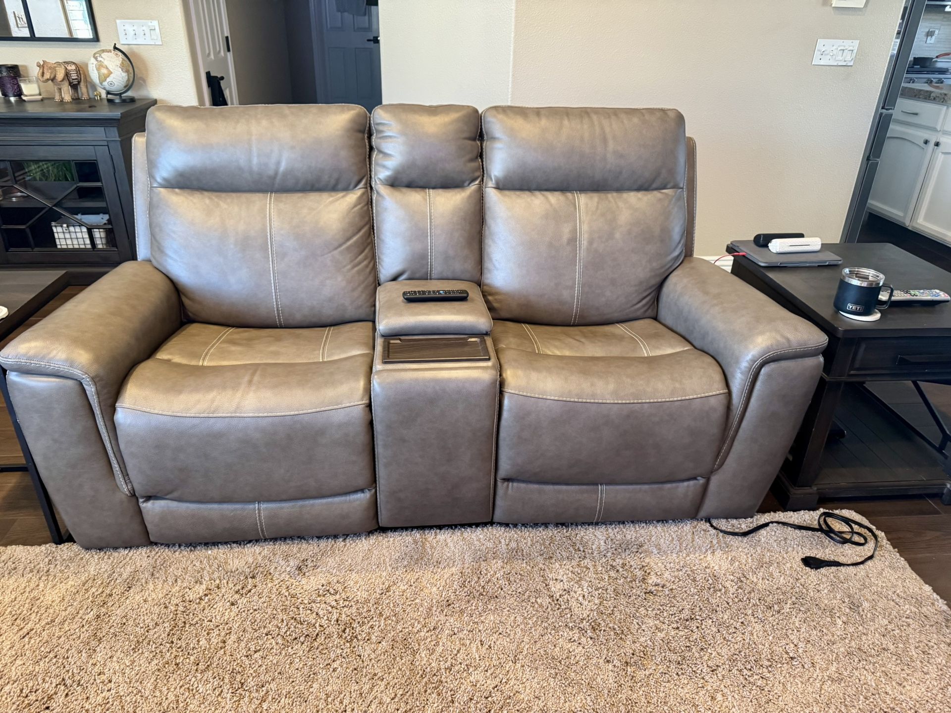 DYLAN DARK TAUPE LTHR FLEXSTEEL ZERO G RECLINING CON LOVE W/PWRHR