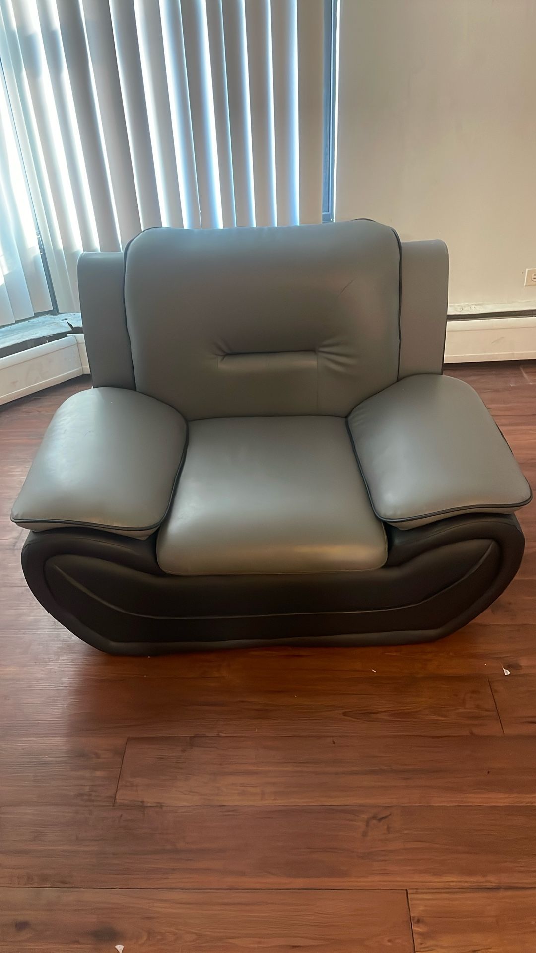 3 Pc Leather Couch Set , Only Had For 2 Years Brought For 700 $ , Want 350$ Need gone ASAP , Pick Up Located On West side ,Chicago Off 290 E