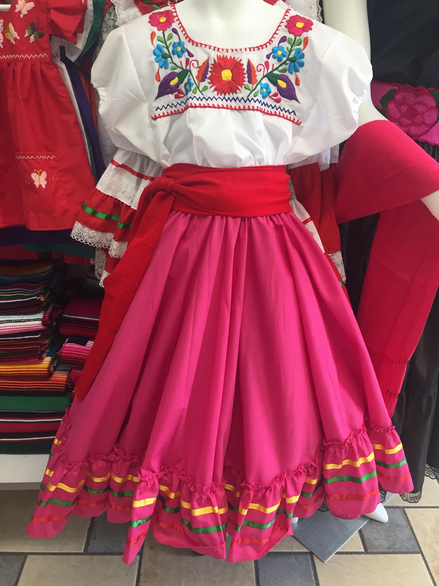 Sin Sin alterar Arroyo Blusa bordada mexicana@falda de niña folklorica@cinto rojo. for Sale in  Norwalk, CA - OfferUp