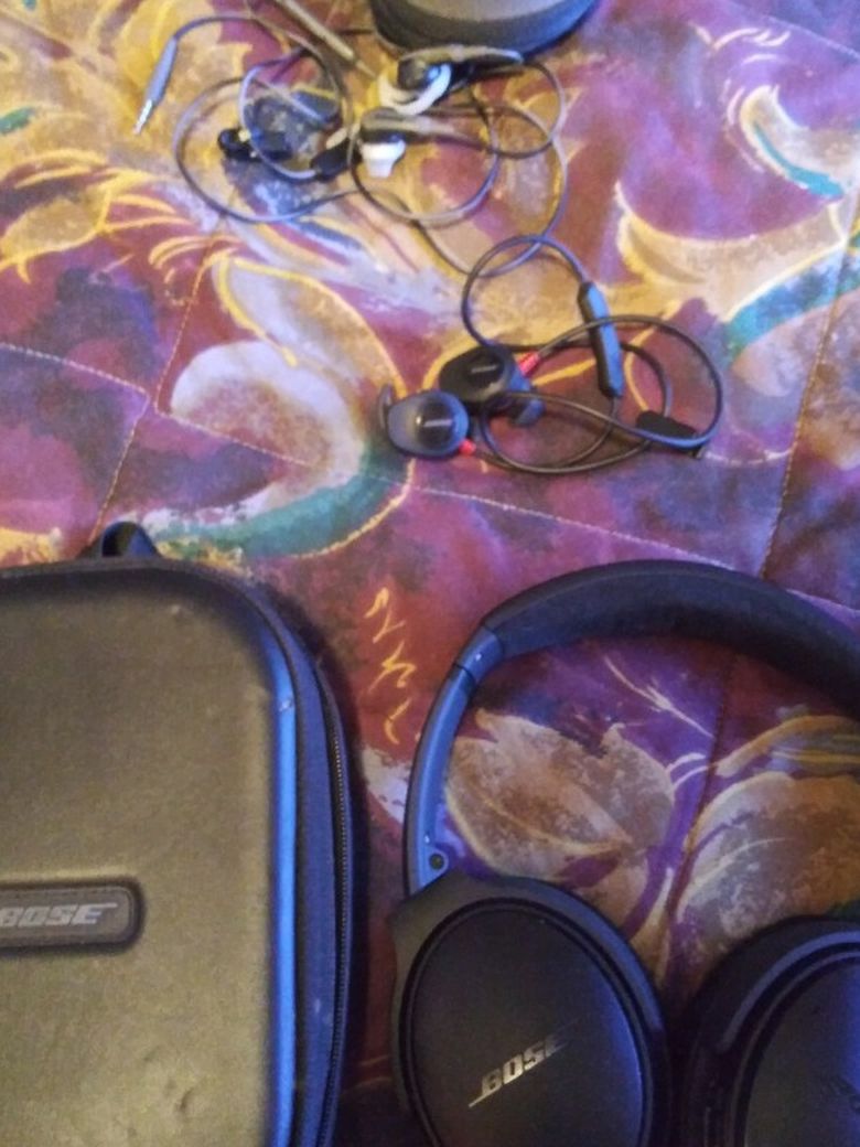 BOSE HEADPHONES.3 PAIRS