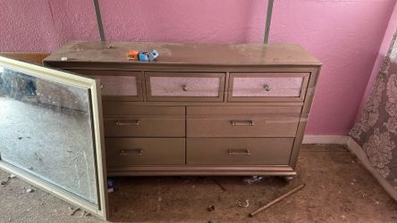 Dresser With Mirror