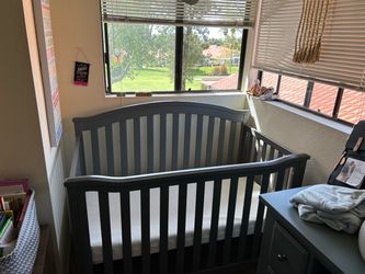 Sorelle Berkley Crib - Grey
