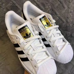 
机翻 · 通用领域
Adidas Three Leaf Classic White Shell Head Sports and Leisure Shoes