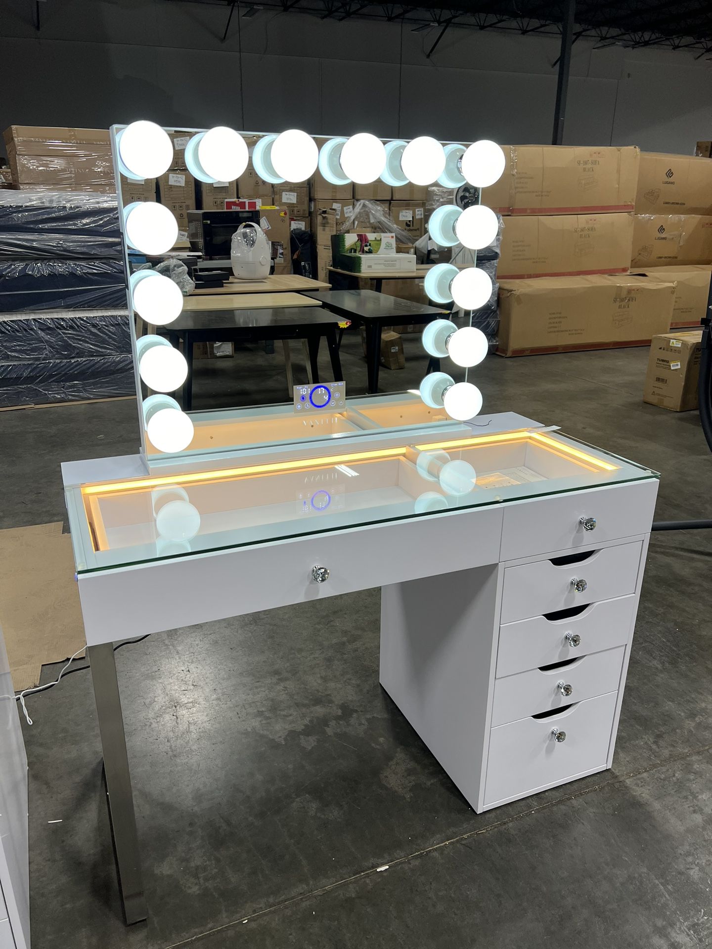 Makeup Vanity Table And Makeup Mirror With 14 LED Bulbs And Bluetooth 