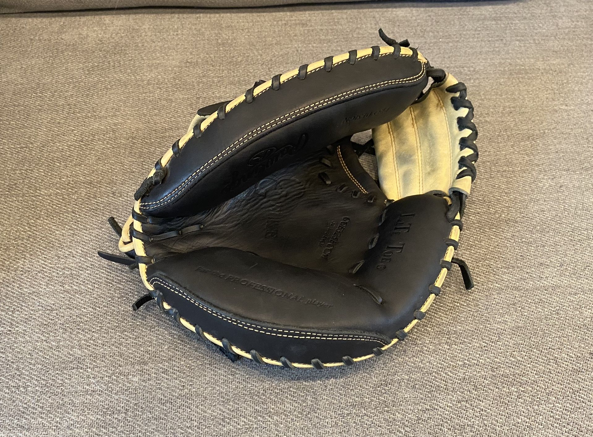Rawlings 32.5” Gold Glove Elite Catcher’s Mitt for Sale in Kenmore, WA