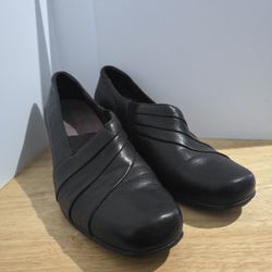 Ckarks Women's Black leather slip-on shoes. Pre-owned. Size 9N