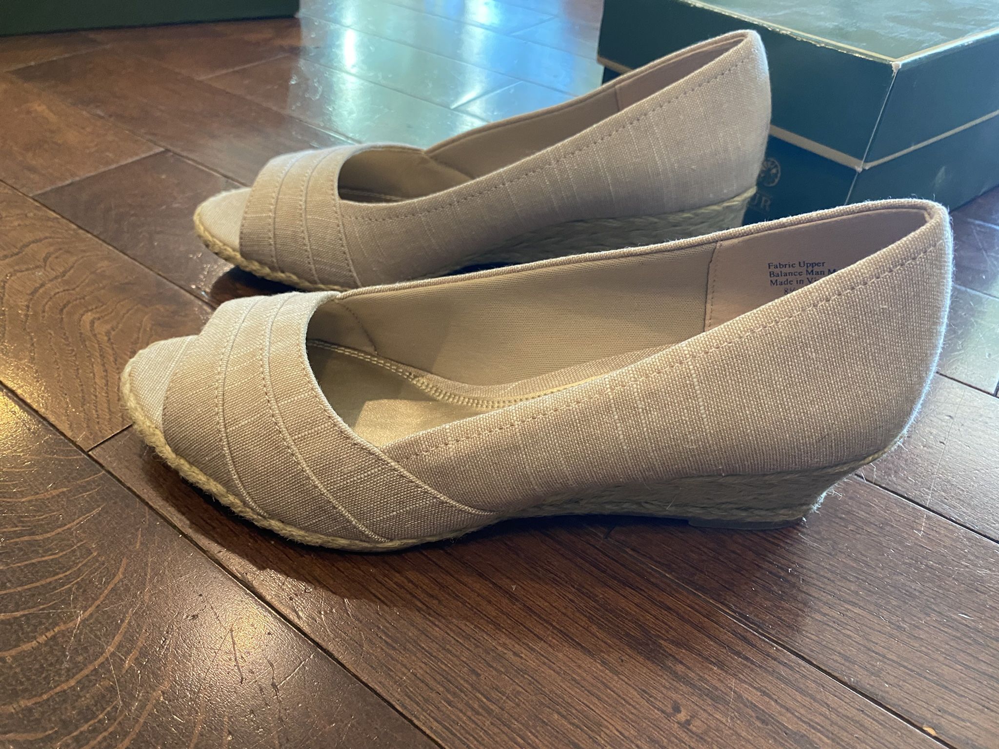 Women’s Beige Wedges Size 8.5  New In Box $15