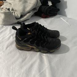 Black And Gold Vapormax +