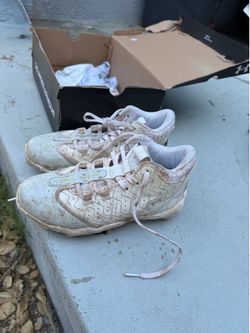 Underarmour baseball cleats boys size 2.5 color white