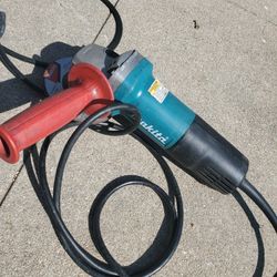 Makita 4-1/2" Angle Grinder (Missing The Guard) 