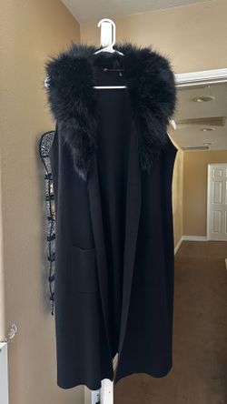 Long black soft sleeveless sweater with black fur SIZE: XL