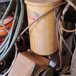 This is a machine for painting cabinets.   Es Una Máquina Para Pintar Gabinetes 