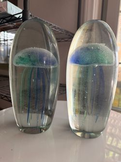 2-Piece Set Hand-Blown Glass Jellyfish Ornament & Glow-in-the-Dark Paperweight – Collectible Marine Life Sculpture for Home, Office, and Party Decor (