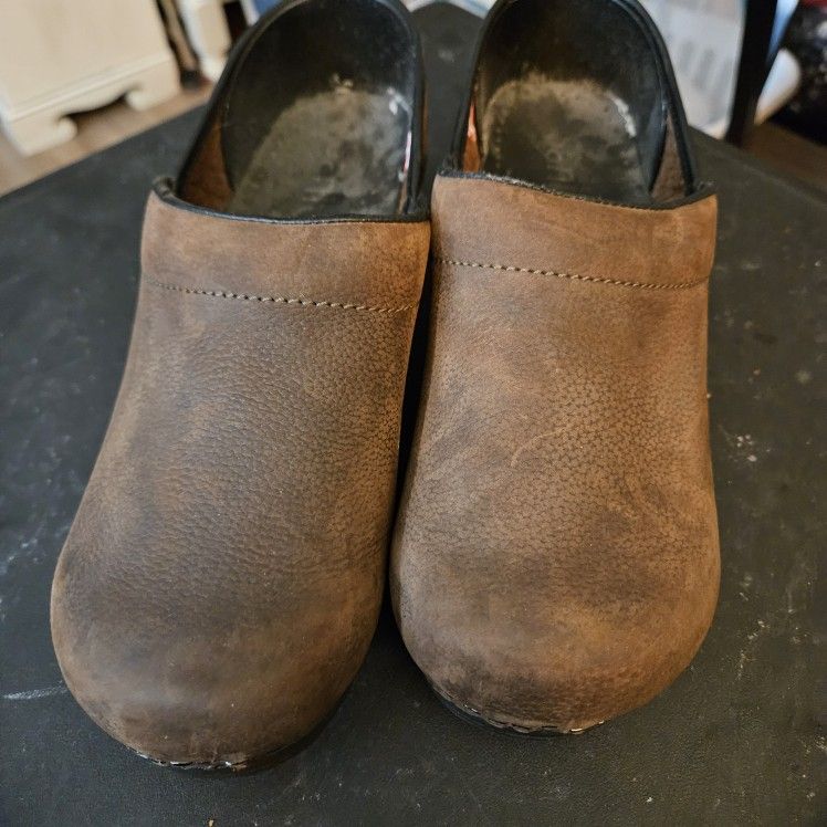 8.5 wide Santia clogs