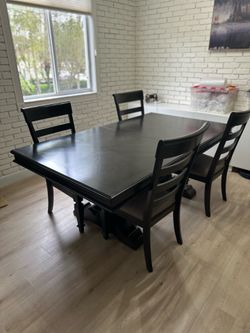 Dining Table Set – Seats 8 – Includes Leaf