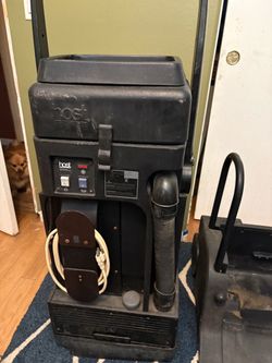 Carpet cleaning machine