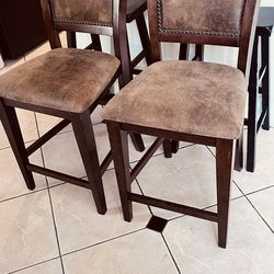 2 bar stools
