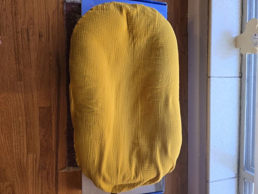 Like New Snuggle Me Baby And Infant Lounger