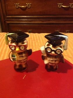 Vintage graduating owl salt and pepper shakers