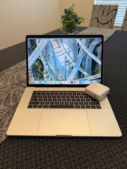 LOADED !!! 15in Apple MacBook Pro 8- Core i9 16gb Ram 500gb SSD TOUCH BAR Dual gpu + NEW CHARGER / APPS