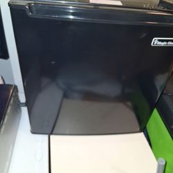 REFRIGERATOR    MAGIC CHEF 