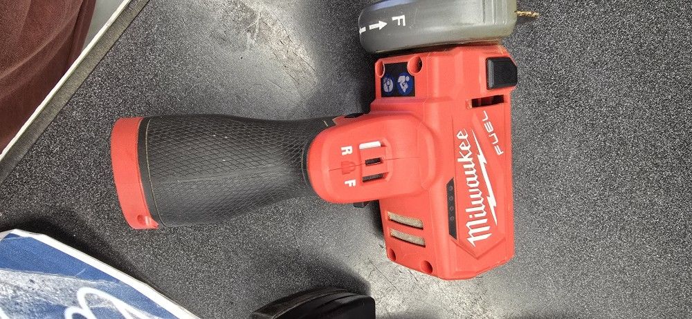 CORTADOR MILWAUKEE FUEL M12
