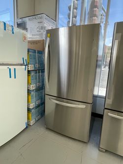 New LG 33” 26 Cu Ft Bottom Freezer Refrigerator w/Multi-Air Flow and Smart
