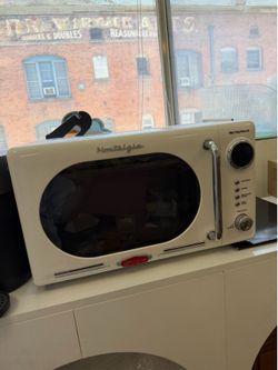 Like New Retro Microwave – Nostalgia 0.7 Cu Ft