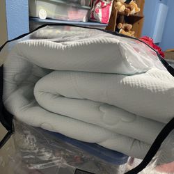 Twin XL/ Bedcover ( never used) and Sheet set