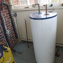 Whirlpool 40 Gallon Water Heater Used But In Very Good Condition Plus Installation Is Available For An Extra Fee