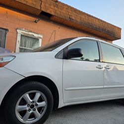 toyota sienna  268 miles $2,500