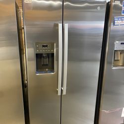 GE  GSS25GYPFS 36 Inch Side-by-Side Refrigerator with 25.3 cu.  MSRP $1999 Our Price $875