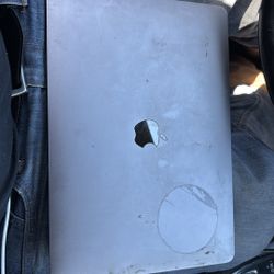 Apple 13-inch MacBook Air (M1, 2020) A2337 Broken Screen.