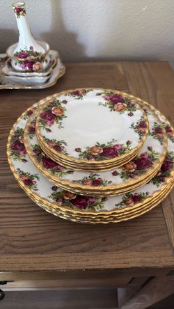 Royal Albert Old Country Roses Plate Set