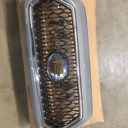Toyota Tacoma grill Fits ‘16 And Up Absolute Nothing Wrong With It Other Than The Broken Tab