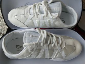 Size (YOUTH 3) NFINITY CHEER SHOES Evolution Excellent Condition Like New 