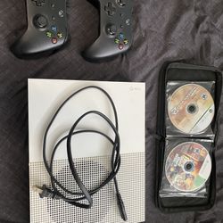 Xbox One S/ 2 Controllers 