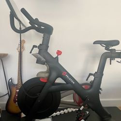 Peloton Exercise Bike + Mat + Size 39 Shoes- Barely Used