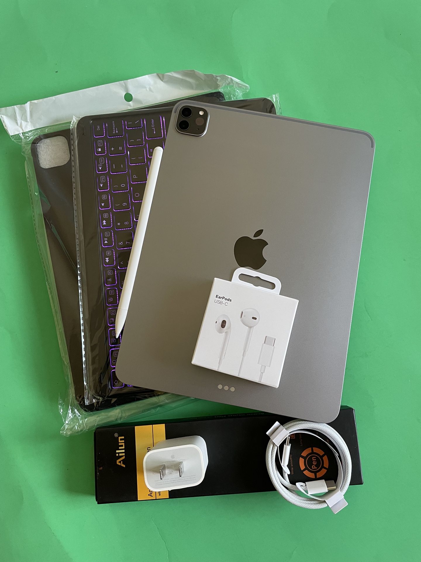 128GB Apple IPad Pro 11” 3rd Generation (2021 Model / M1 chip/ Liquid Retina / Face ID)  with pen, keyboard & Accesories (1TB $849)