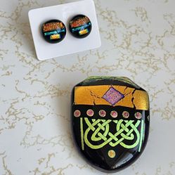 GORGEOUS METALLIC VINTAGE FUSED DICHROIC GLASS BROOCH & CABOCHON EARRING SET