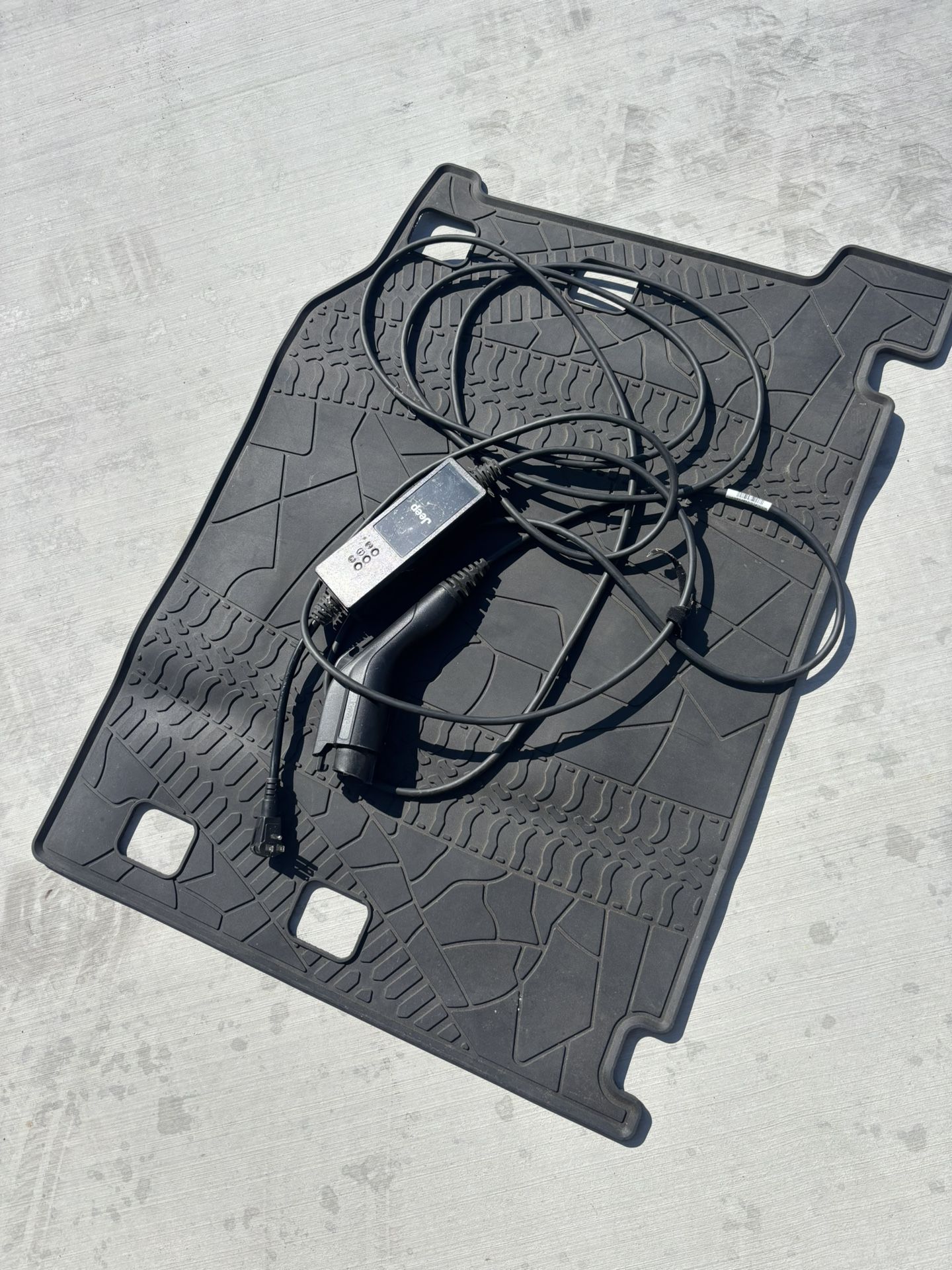 Jeep 4xe Charger And Cargo Mat