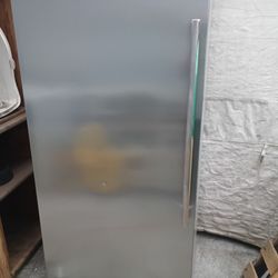Freezer With Ice Maker