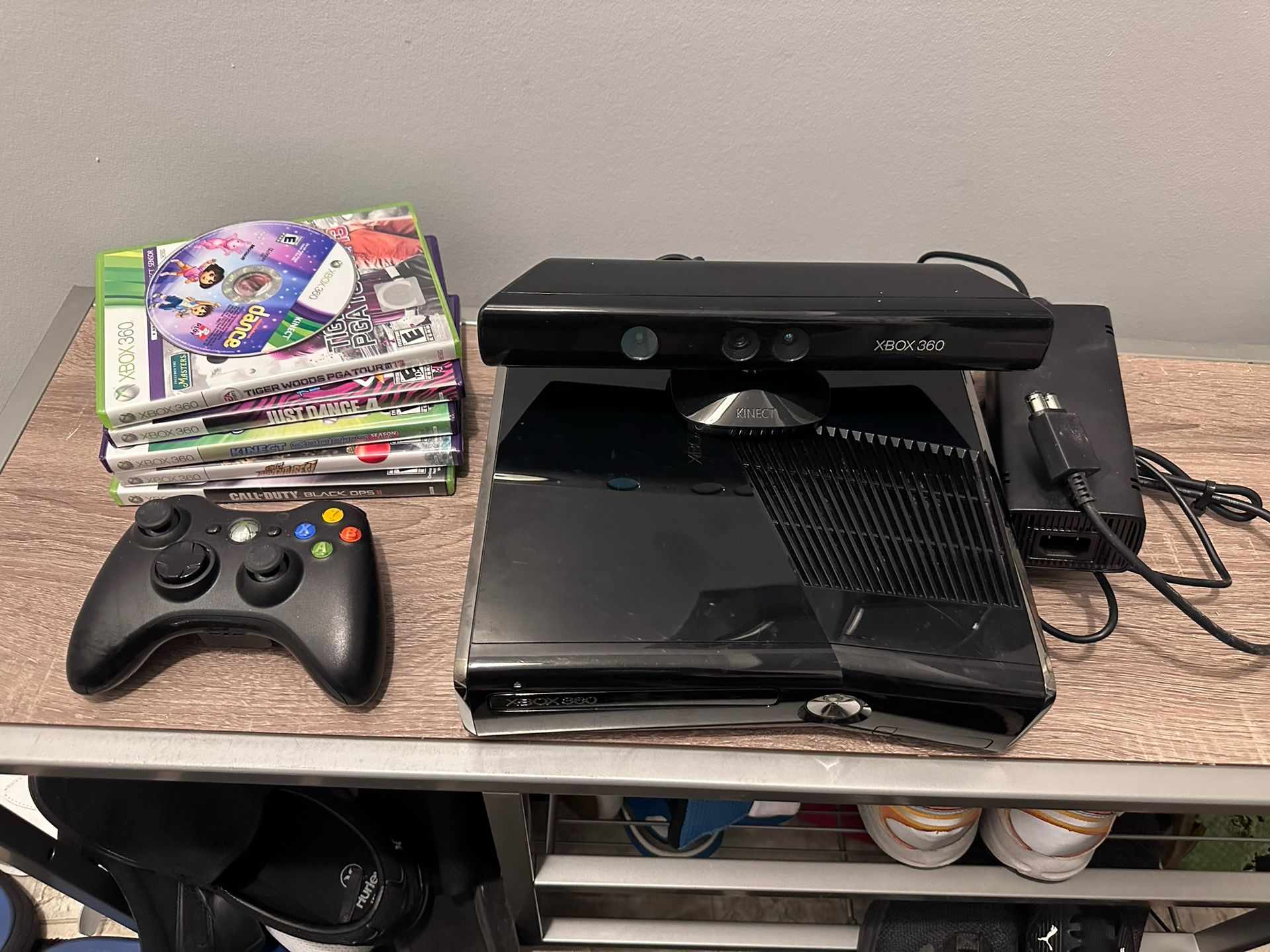 Xbox 360 S W/ Kinect 5 Games Controller