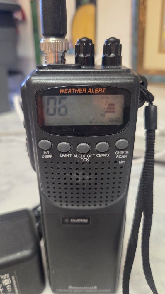 Radioshak Citizen Band Transceiver - Weather Alert Good battery
Come with charger and antenna