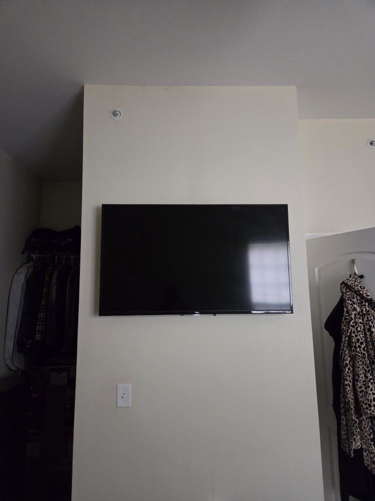 50” TCL Roku TV (Great Condition!)