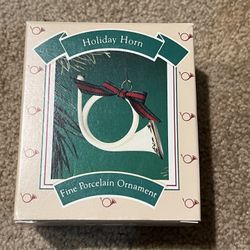 Hallmark 1986 Fine Porcelain Christmas Horn ornament